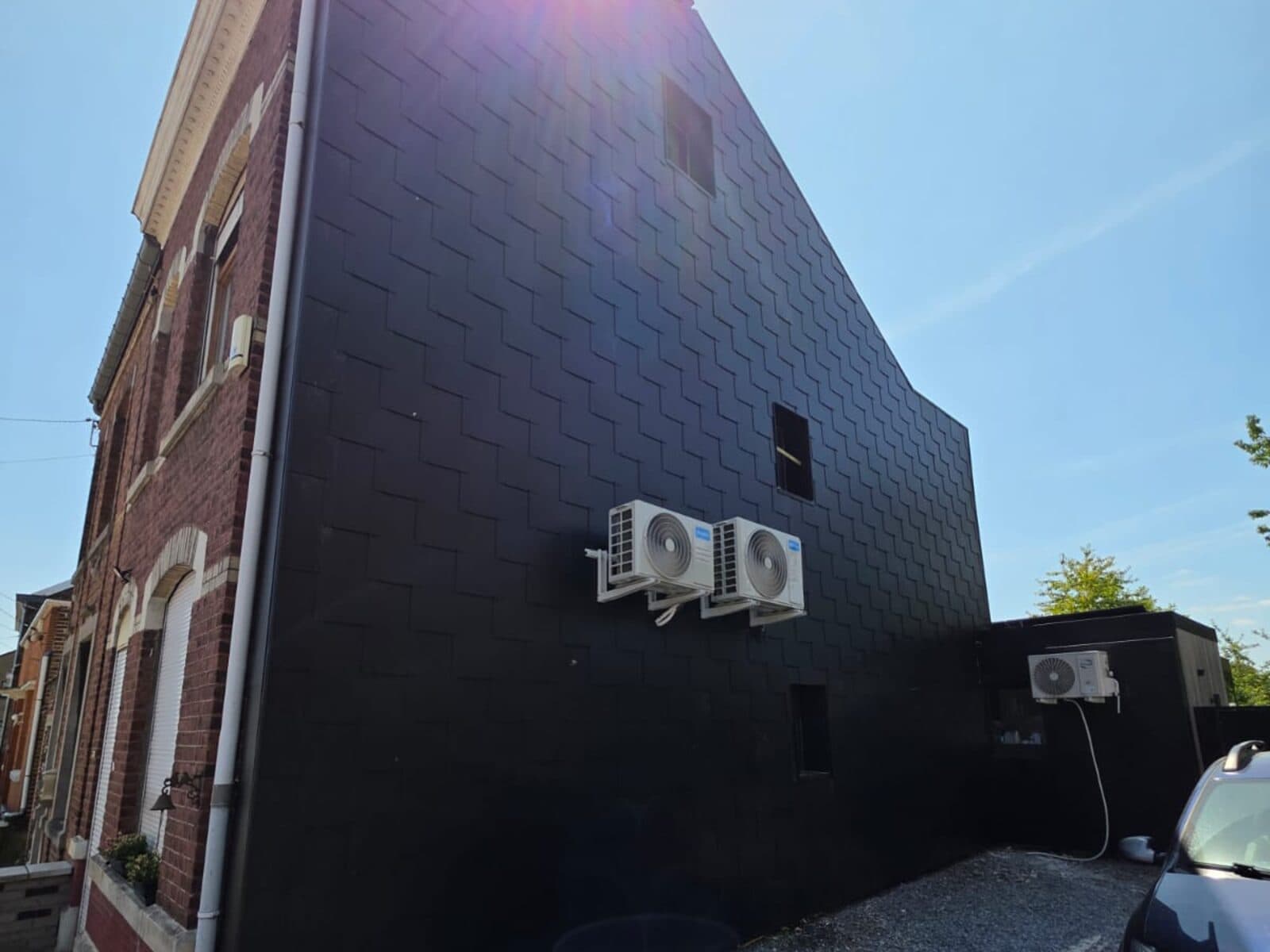 Bardage en lames verticales posé sur la façade d'une maison