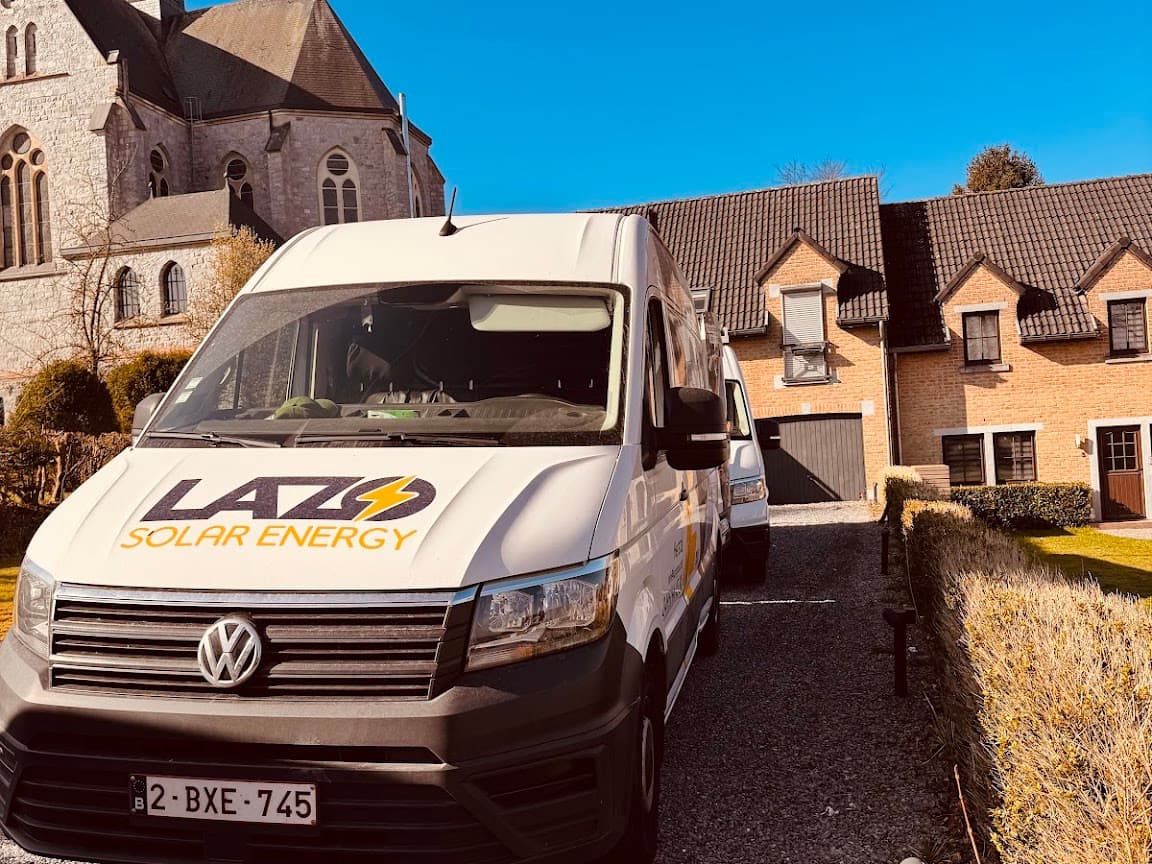 Camionnette Lazo garée devant une habitation lors d'un chantier en province de Liège